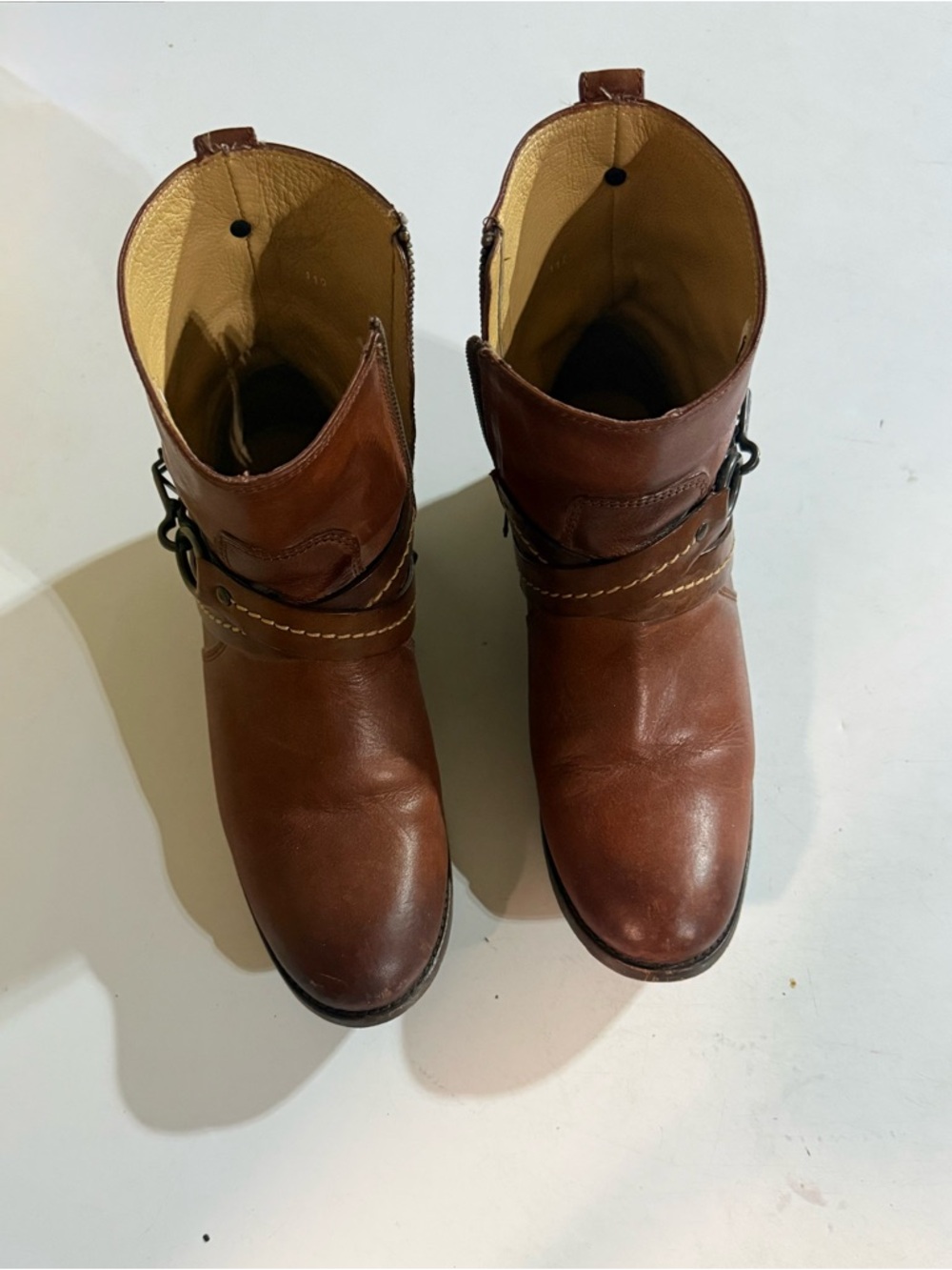 fRYE ankle boot
Size 8